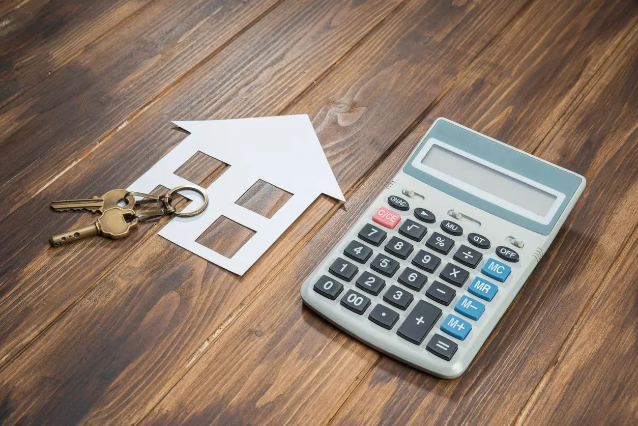 House keys calculator on wood table.